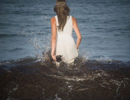 girl in water - Trash The Dress