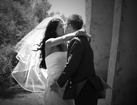 couple kiss - Fatima Church