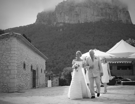 arrival of bride with father - Son Berga