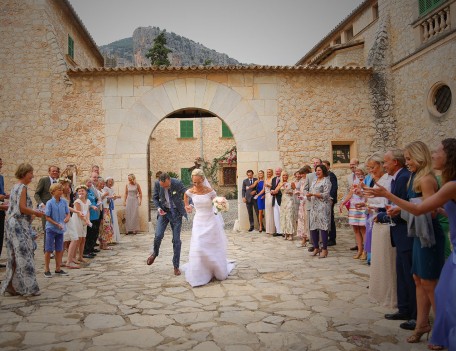 bride and groom rice throwing - Son Berga