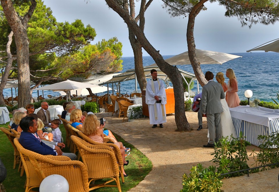 wedding ceremony in garden