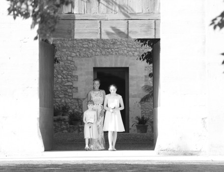 bride and bridesmaids in doorway - Son Brull