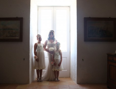 bride with bridesmaids in doorway - Hotel Alcaufar Vell
