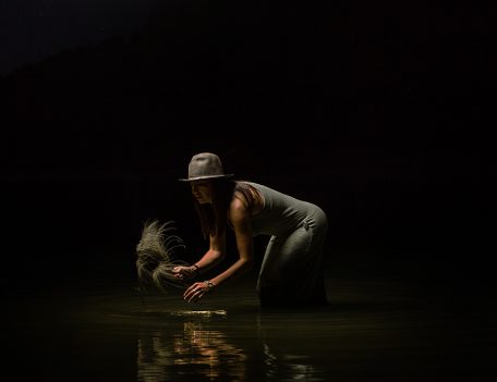 Girl collecting reeds - Portraits and fashion