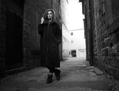 Girl in alleyway - Portraits and fashion