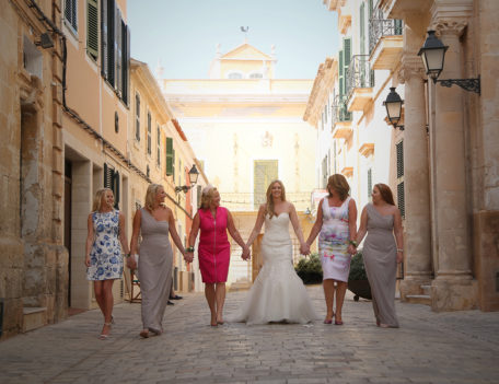 Girls hold hands - Ciudadella