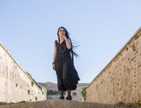 Girl in black dress - Inscrire Atelier