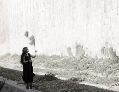 Girl beside old stone wall - Inscrire Atelier