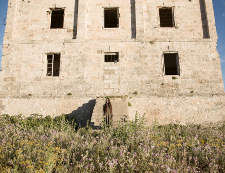 Woman on stone steps - Inscrire Atelier