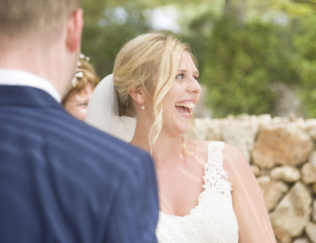 bride laughing - Binifadet