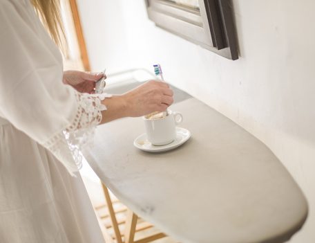 stirring cup with toothbrush - Refugi de la Puig de Santa Maria