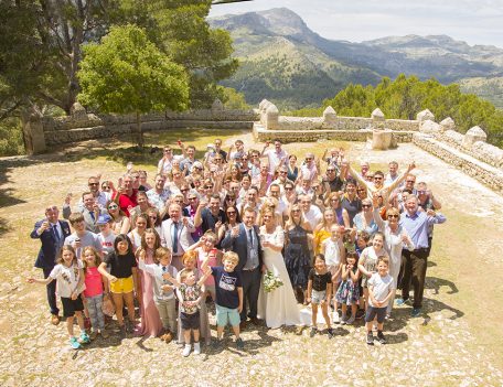 wedding group photograph - Refugi de la Puig de Santa Maria