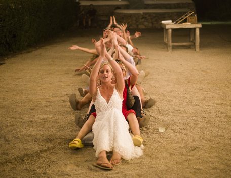 Wedding guests on floor clapping hands - Son Esquella