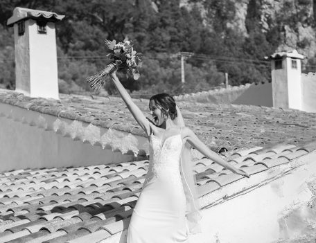 Bride with wedding bouquet - Dalt Des Coll