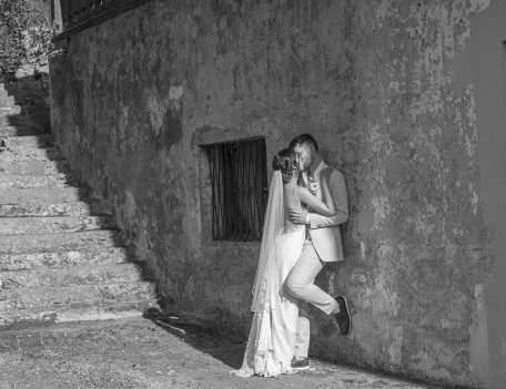 Wedding couple kiss - Dalt Des Coll
